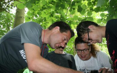 Familie tijdens outdoor uitje met groep in Almere