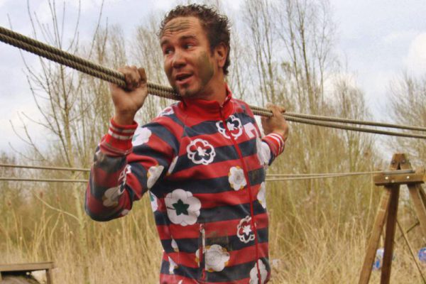 Man op touwbrug tijdens outdoor familie uitje