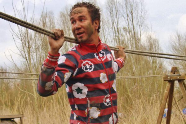 Man op touwbrug tijdens outdoor familie uitje