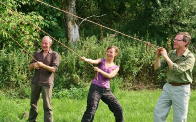 familie op grasveld tijdens actief groepsuitje in de natuur