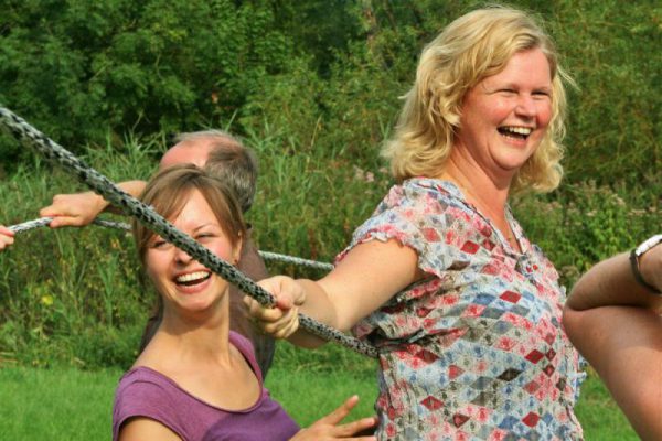vrouwen lachen tijdens actief groepsuitje met gezin