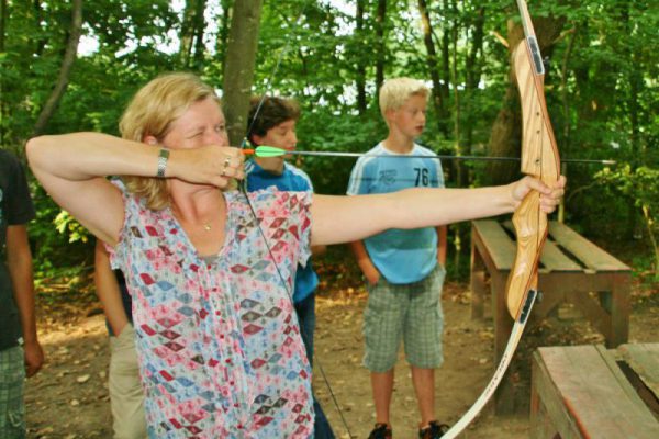 Gezin boogschieten tijdens familie uitje in Almere