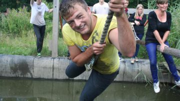 familie tijdens sportief uitje in outdoorpark Almere