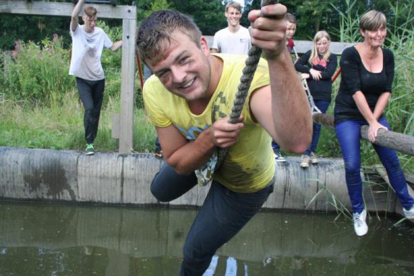 familie tijdens sportief uitje in outdoorpark Almere