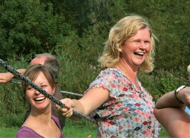 lachende mensen tijdens groepsuitje in Almere