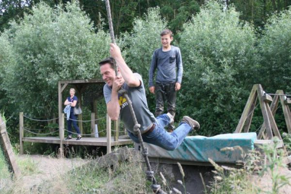 gezin bij waterswing tijdens actief uitje