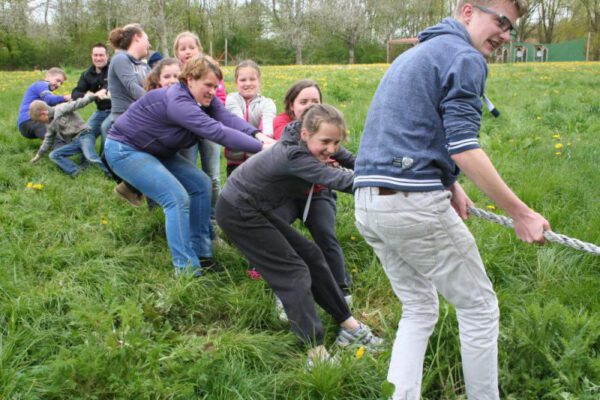 touwtrekken-groep-vrienden-familie-uitje-Flevoland.jpg