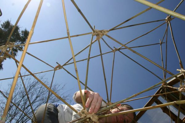 teambuilding met bamboe een piramide bouwen