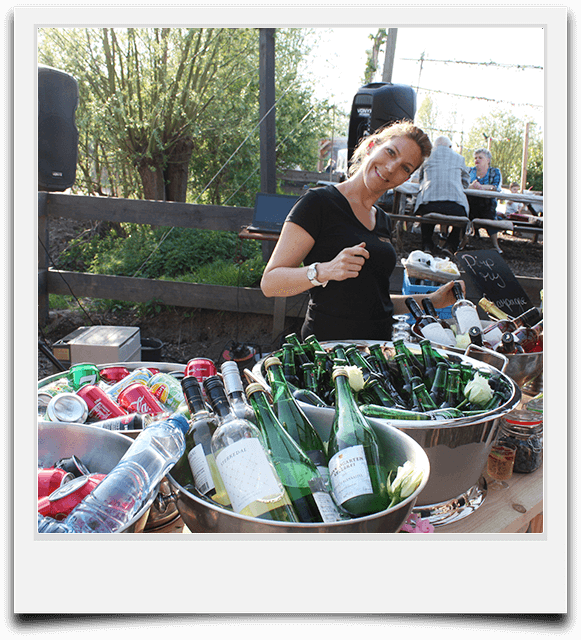 bar met drankjes en barvrouw