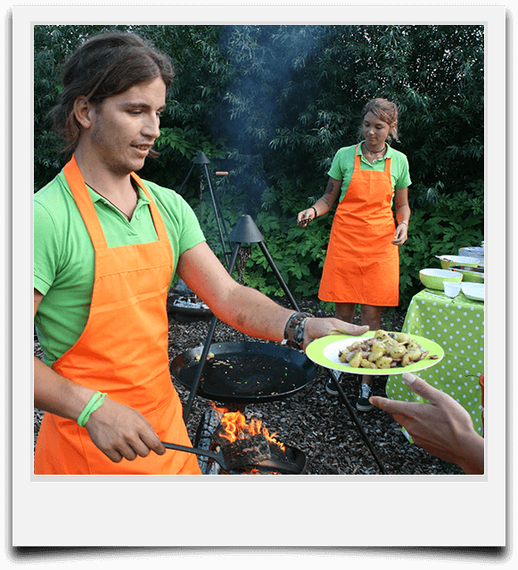 Eten wordt bereid boven kampvuur