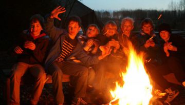 Kampvuur met kinderen tijdens sportief survival kinderfeestje in Almere