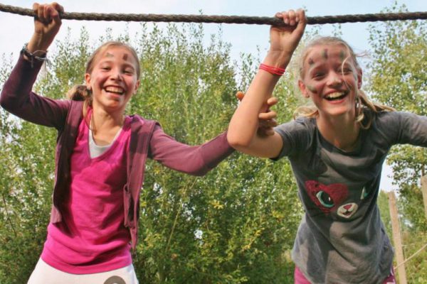 Meisjes op junglebrug tijdens kinderfeestje in Almere