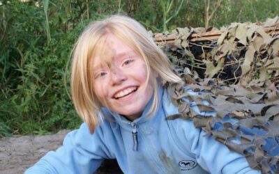 Meisje kruipt in camotunnel tijdens actief vakanitie uitje in Almere