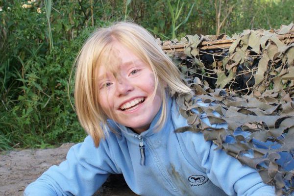 Meisje kruipt in camotunnel tijdens actief vakanitie uitje in Almere