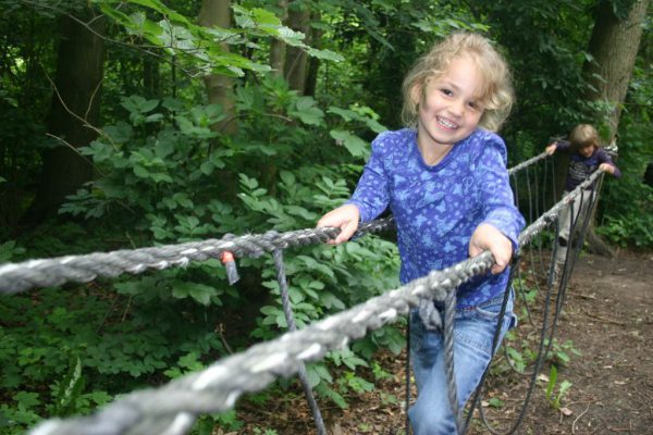 jarig meisje tijdens kinderfeestje in de natuur