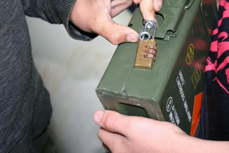 Schatzoeken uitje met slot Jongens met codeslot tijdens Expeditie Robinons uitje in Almere