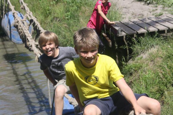 Jongens op de junglebrug tijdens vakantie uitje in Almere