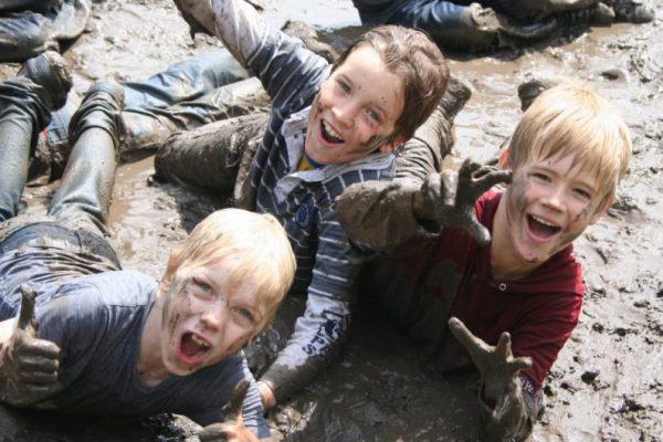 kinderen in de modder tijdens vakantie uitje in Almere