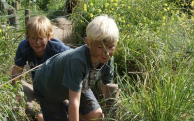 kinderen in de natuur, tijdens actief kinderfeestje buiten in de natuur