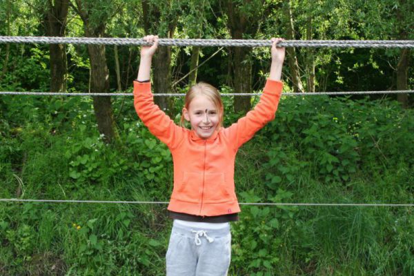 meisje op junglebrug in het voorjaar