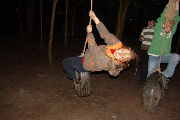 meisje aan schommel in kinderfeestje Almere