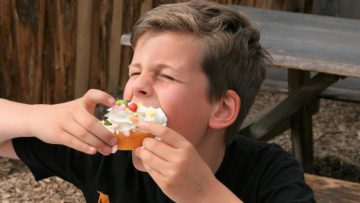 jongen eet taart tijdens kinderfeestje in Almere