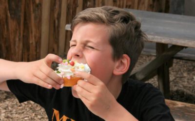 jongen eet taart tijdens kinderfeestje in Almere