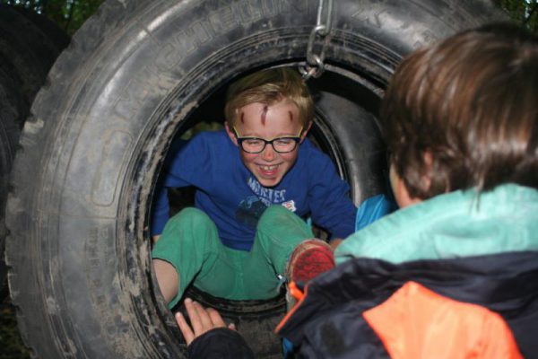 jongen heeft plezier tijdens survival kinderfeestje