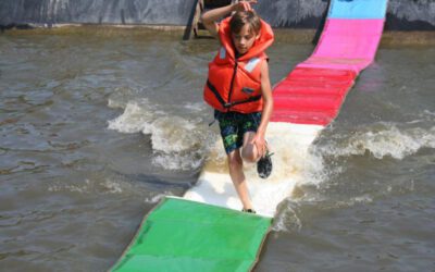 jongen op het water tijdens kinderfeestje in Almer