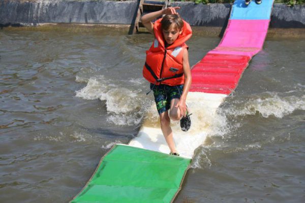 jongen op het water tijdens kinderfeestje in Almer