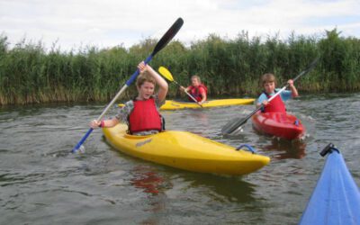 kinderen in kano's in Almere