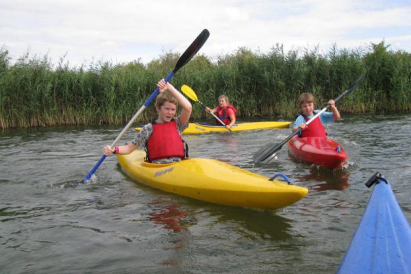 kinderen in kano's in Almere