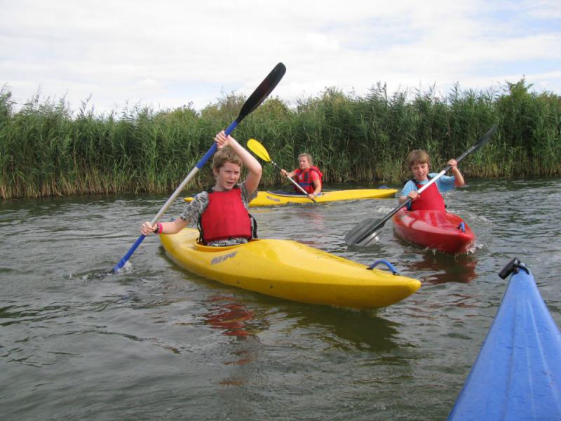 kinderen in kano's in Almere
