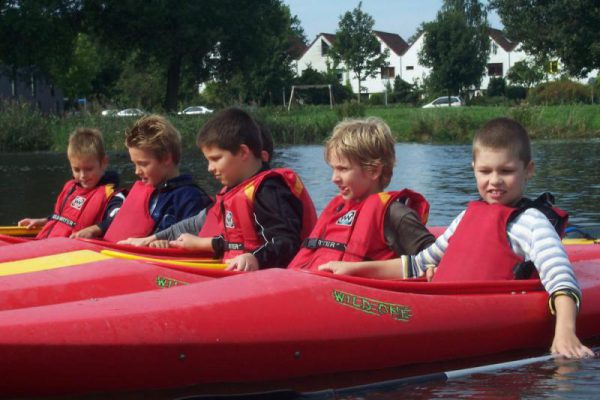 kinderen in kano's in Almere