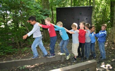 kinderen in polonaise op evenwichtsbalk