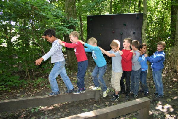 kinderen in polonaise op evenwichtsbalk