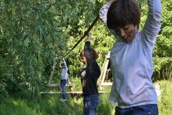 kinderfeestje_almere_junglebrug_boom_600_x_400_1 Kinderen op junglebrug tijdens kinderfeestje survival in Almere