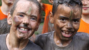 kinderen lachen na modderbad