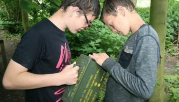 jongens proberen code te kraken van schatkist