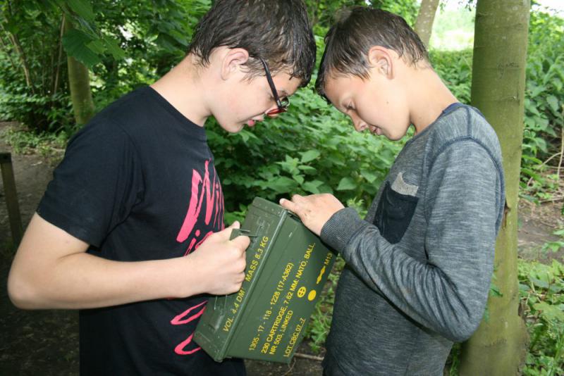 jongens proberen code te kraken van schatkist