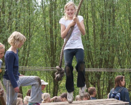 meisje aan waterswing in vakantie-uitje