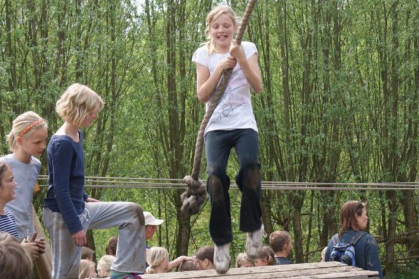 meisje aan waterswing in vakantie-uitje