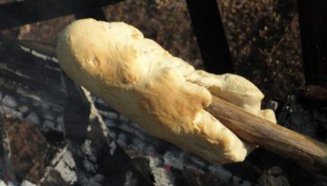 stokbrood bakken boven het kampvuur