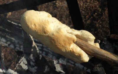 stokbrood bakken boven het kampvuur