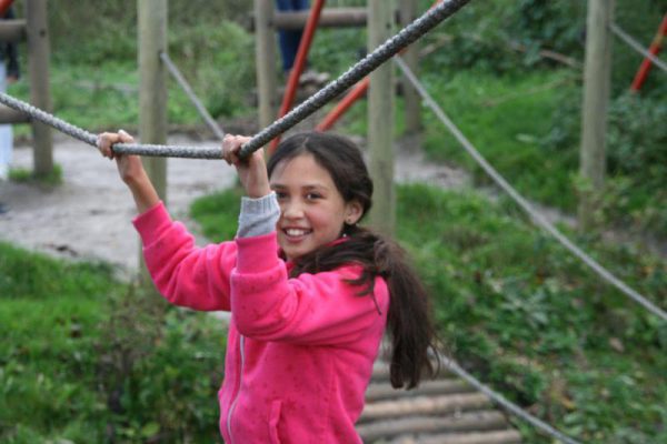 meisje op touwbrug bij Outdoorpark Almere