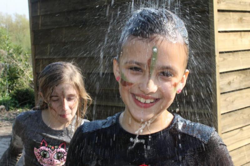 meisje on de douche na uitje