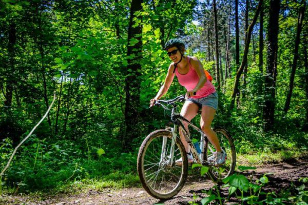 Mountainbiker in de natuur