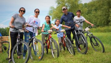 familie op mountainbike