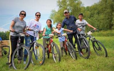 familie op mountainbike