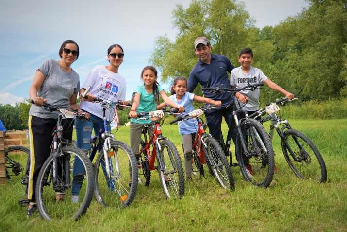 familie op mountainbike